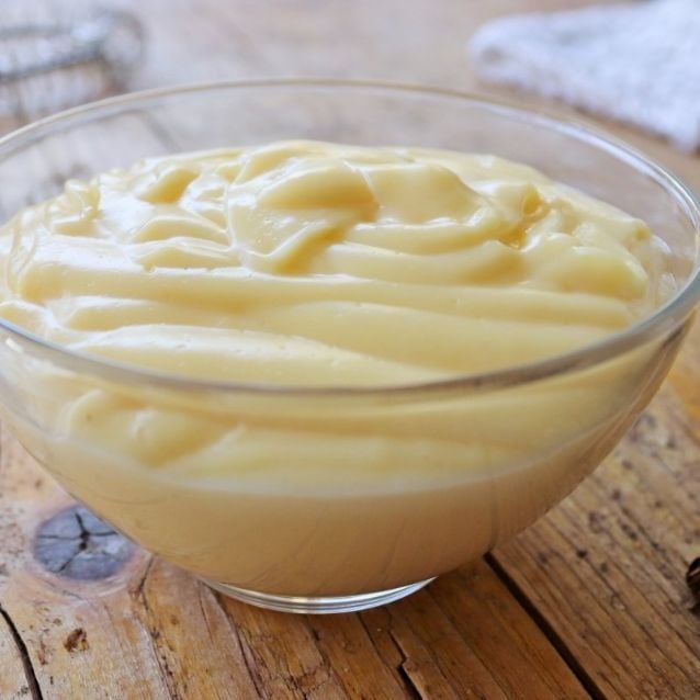 Crema pasticcera senza uova: è perfetta anche per farcire panettoni e dolci di Natale. In 5 minuti è&nbsp;pronta