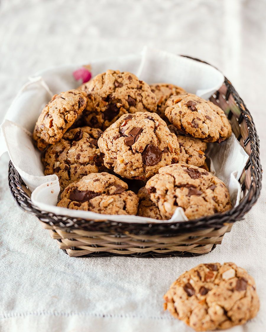 Biscotti alle nocciole: con il cioccolato sono irresistibili! Scopri la ricetta light, senza uova e senza burro. Sono pronti in 5 minuti