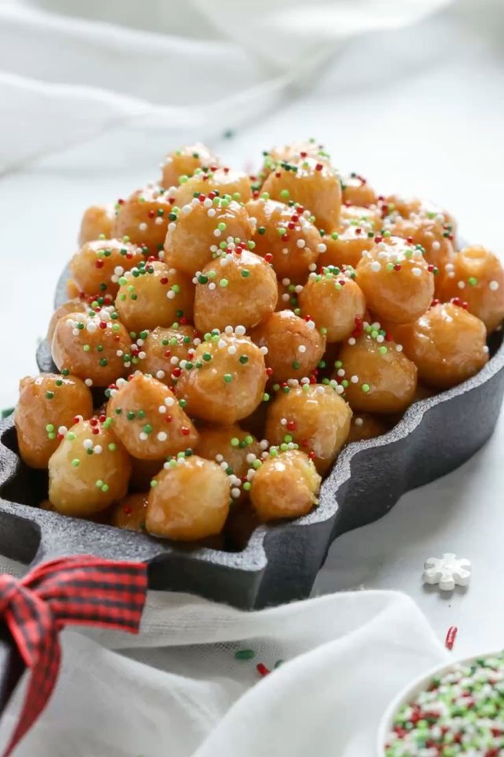 Struffoli light: sono senza uova e senza burro! Scopri la ricetta alternativa della tradizione napoletana perfetta per il tuo Natale! Sono croccanti, leggeri e&nbsp;irresistibili