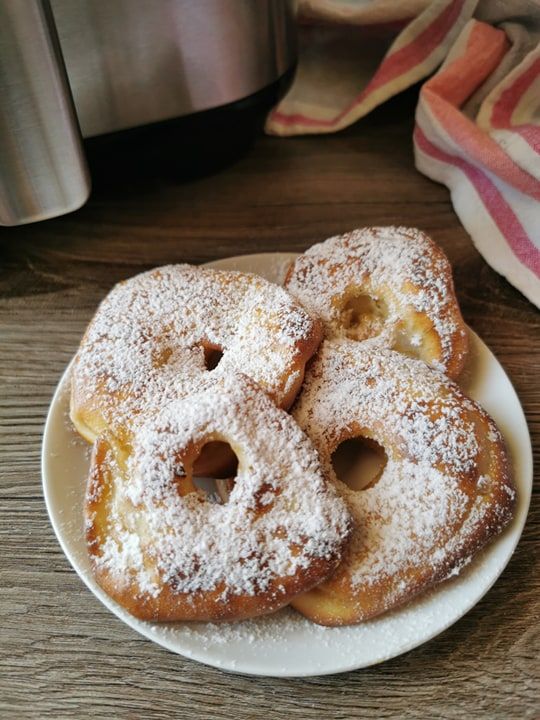 Frittelle di mele: con la pastella senza uova sono perfette anche a colazione! Prova questa ricetta light facile e veloce. Piaceranno anche ai&nbsp;bambini