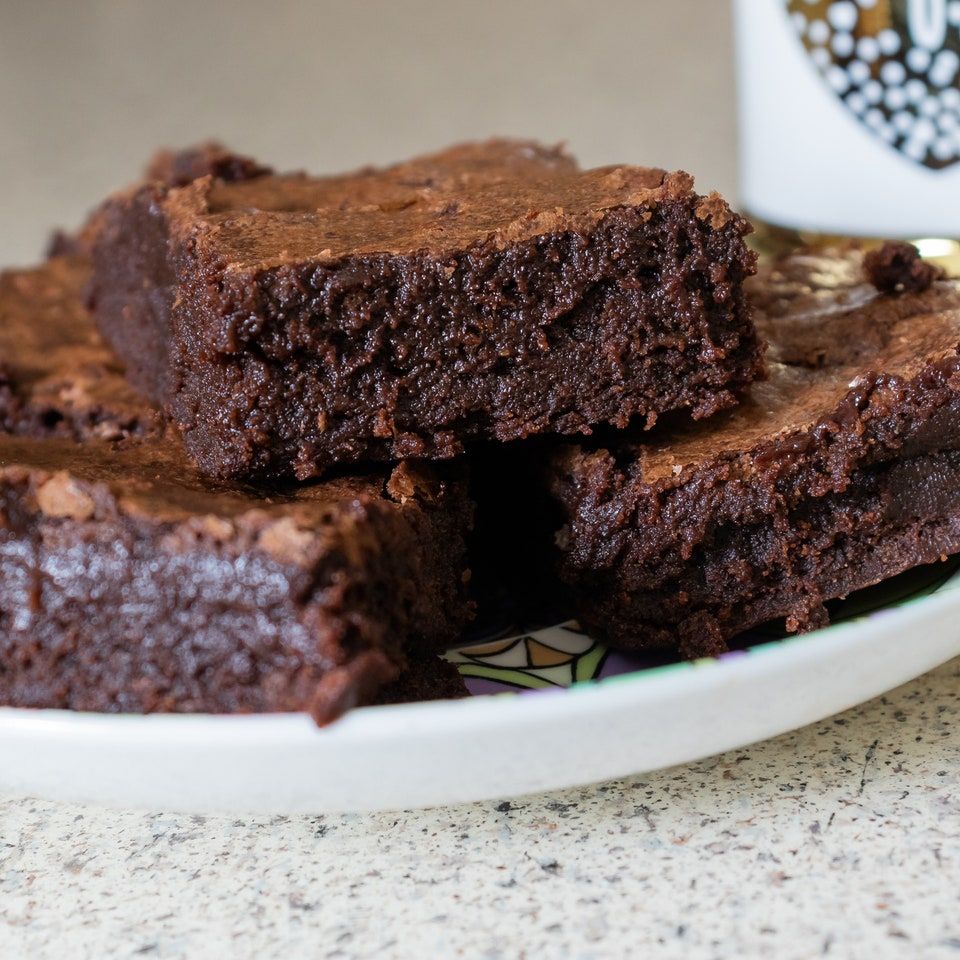 Torta light al cioccolato: ti bastano solo 2 ingredienti! Si scioglie letteralmente in bocca. Non ti servono neanche le&nbsp;uova