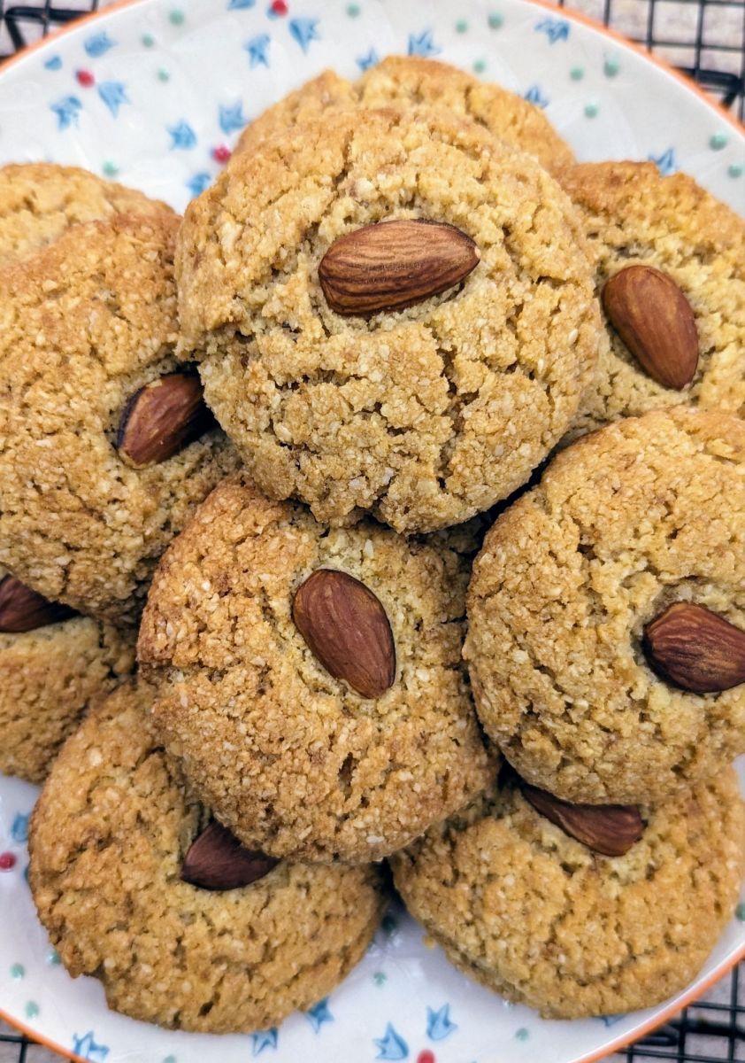 Biscotti alle mandorle: prova la versione senza uova e senza glutine dei dolcetti più famosi del Natale! Non devi usare nemmeno il&nbsp;burro