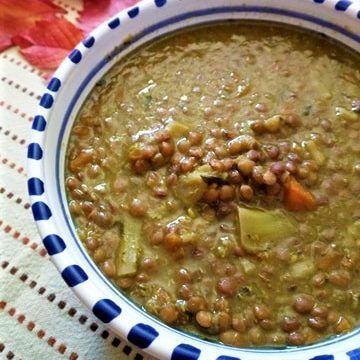 Zuppa di lenticchie e broccoli: la ricetta nutriente e completa che piace a tutta la famiglia! Provala subito, è perfetta durante le giornate più&nbsp;fredde