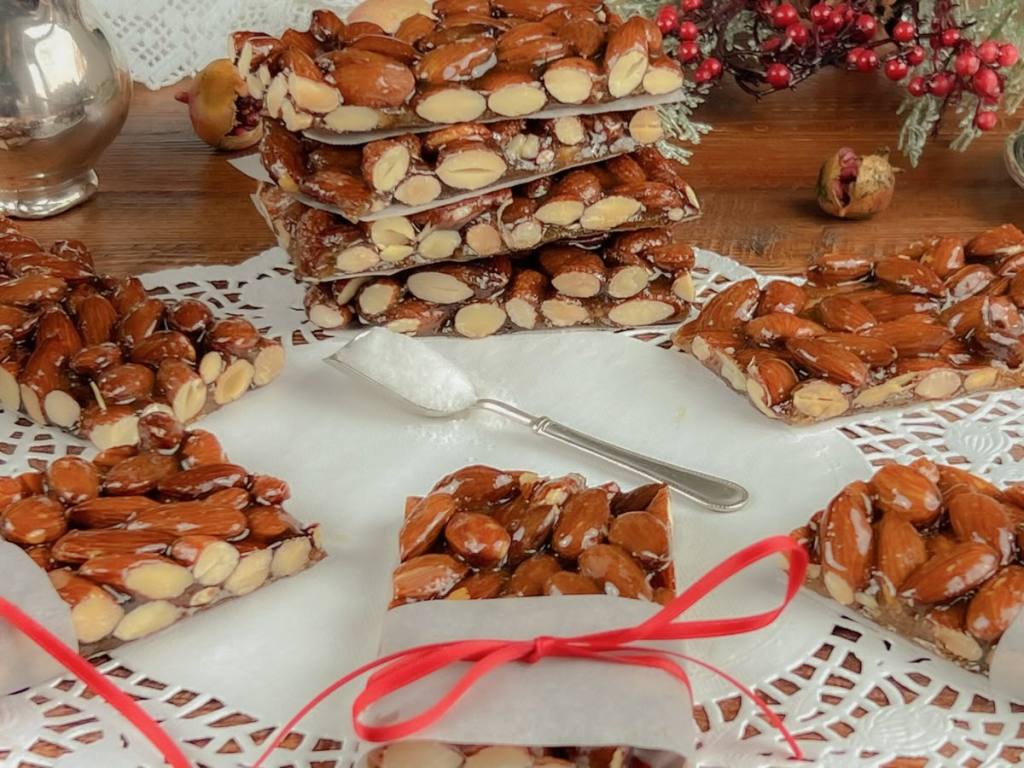 Croccante di frutta secca: croccante e leggero sarà perfetto per le feste di Natale! Ecco come prepararlo in pochi minuti senza ingredienti&nbsp;animali