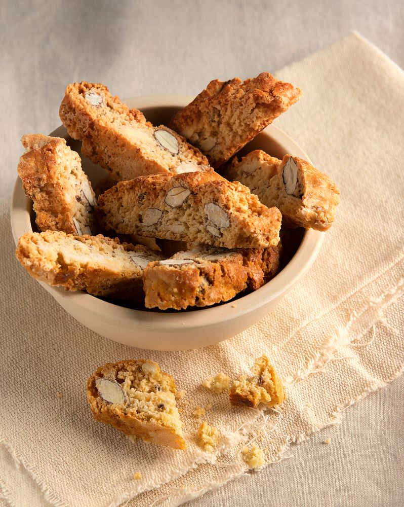 Cantucci: scopri la ricetta senza uova! Ecco i biscotti light alle mandorle perfetti per le tue feste di&nbsp;Natale