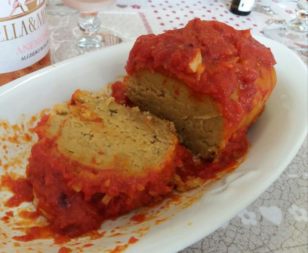 Polpettone di ceci: ecco la ricetta da fare in pochi minuti! Con i pomodorini puoi preparare un sughetto che farà leccare i&nbsp;baffi