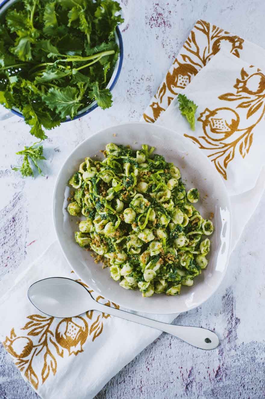 Orecchiette con Cime di Rapa: usa la Crema di Ceci per portare a tavola un piatto cremoso e irresistibile! Ecco cosa devi&nbsp;fare