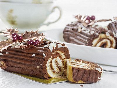 Tronchetto di Natale: ecco la versione light e senza uova del dolce più famoso delle feste! Non devi usare nemmeno il burro. Piacerà a tutta la&nbsp;famiglia