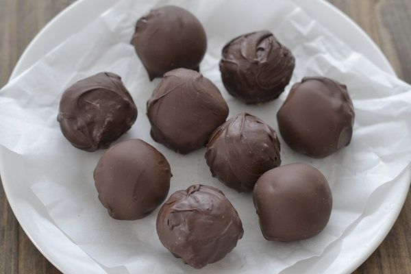 Cioccolatini di Natale: scopri questi dolcetti senza uova e senza zucchero! Sono così facili da fare che non dovrai nemmeno accendere il&nbsp;forno