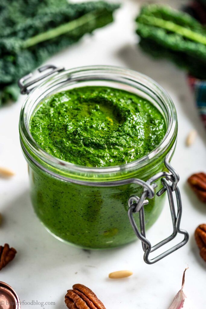 Pesto Vegan Fatto in Casa: prova la ricetta qui sotto! È delizioso e facilissimo da fare