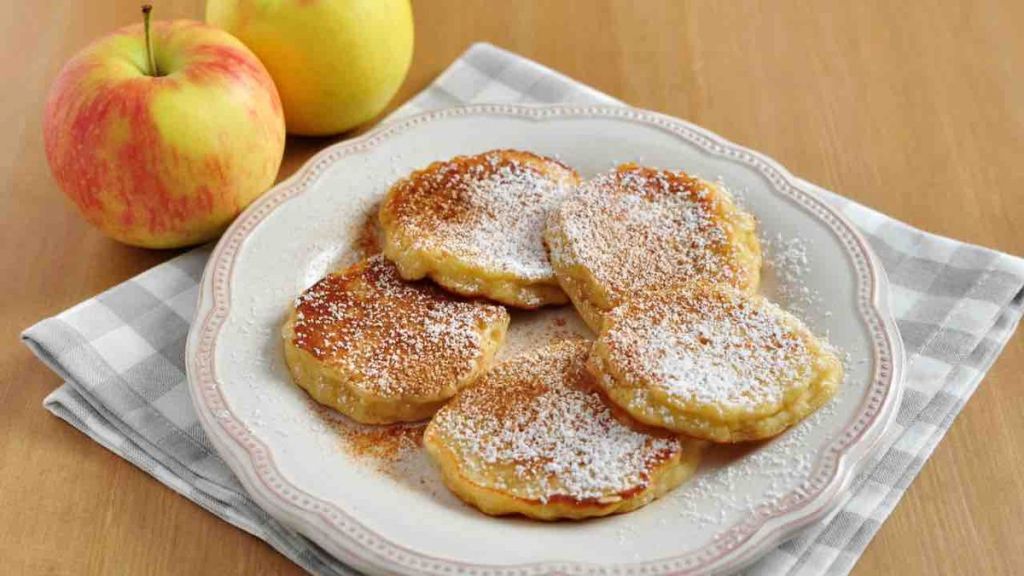 Pancake di Mela: ti basta 1 mela e vorrai fare colazione tutto il giorno! Li prepari in 5&nbsp;minuti
