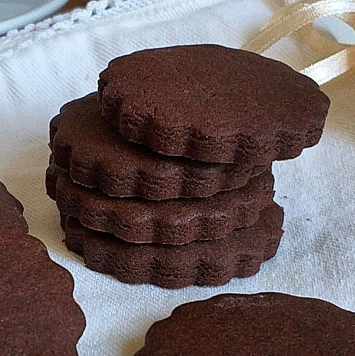 Biscotti al Cioccolato: la ricetta Fatta in Casa senza uova e senza burro! Usa la farina di Mais e saranno deliziosi. Li prepari in pochi&nbsp;minuti