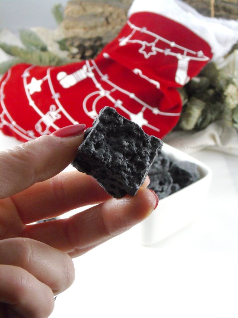 Carbone della Befana: non ti serve nemmeno il forno! Scopri come realizzare questi dolcetti al cioccolato in pochi&nbsp;minuti
