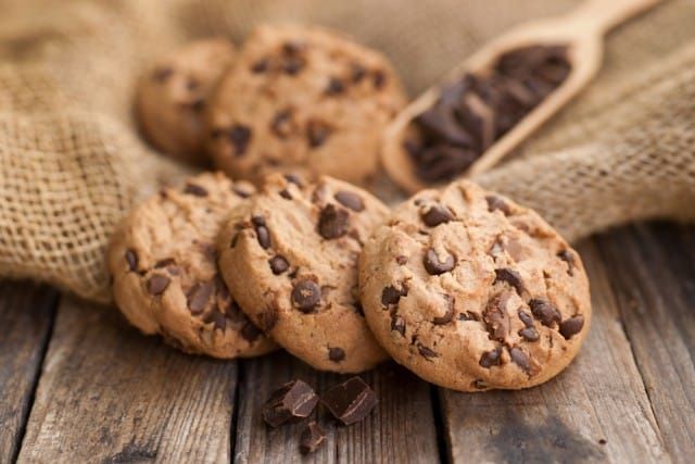 Biscotti con Gocce di Cioccolato: l’ingrediente segreto è l’Acqua! Scopri la ricetta senza Uova e Light da fare in 5 minuti