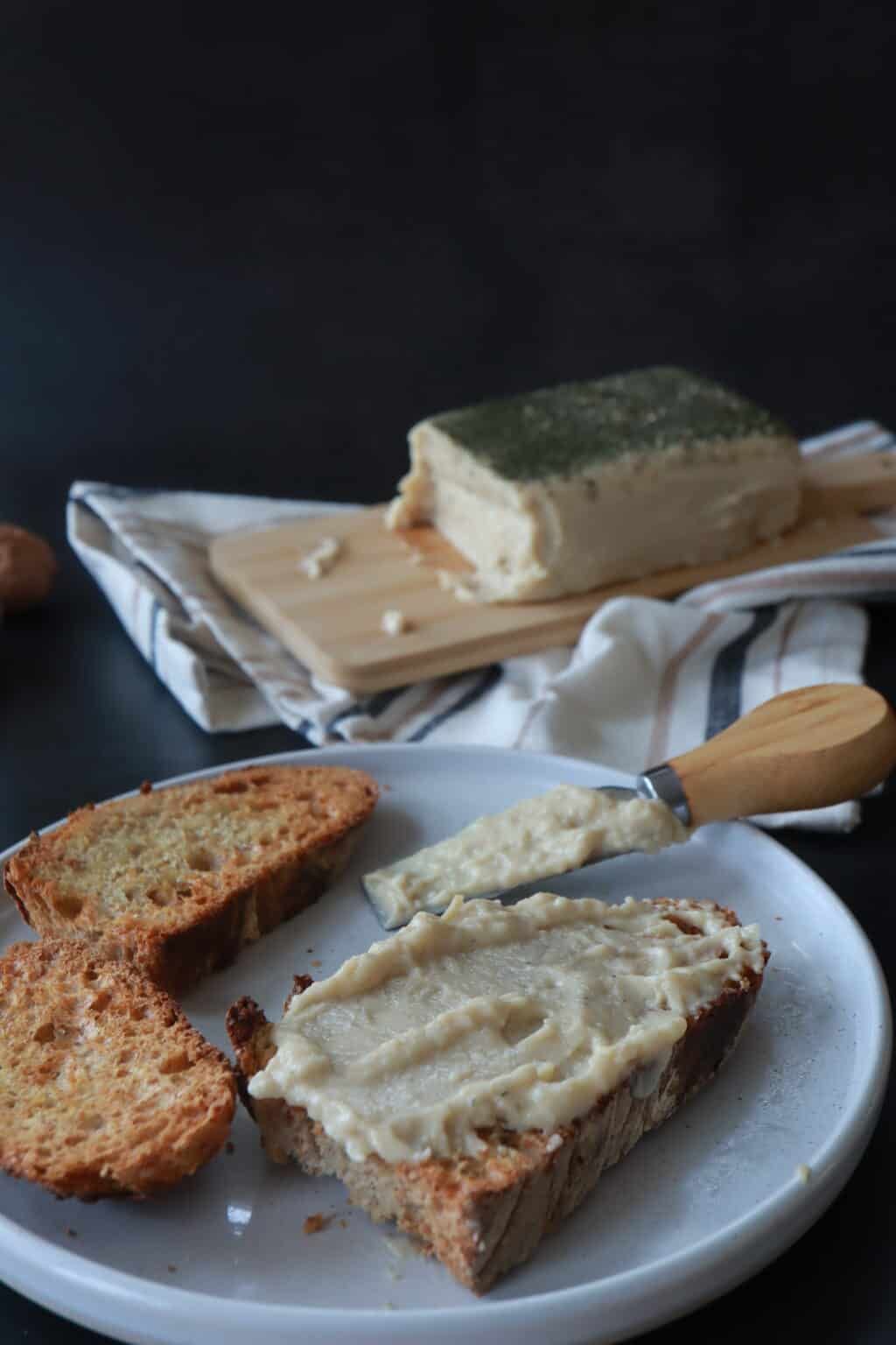 Briè Fatto in Casa: usa gli Anacardi per la versione Vegan del famoso formaggio! Sarà super morbido e delicato anche senza&nbsp;Latticini