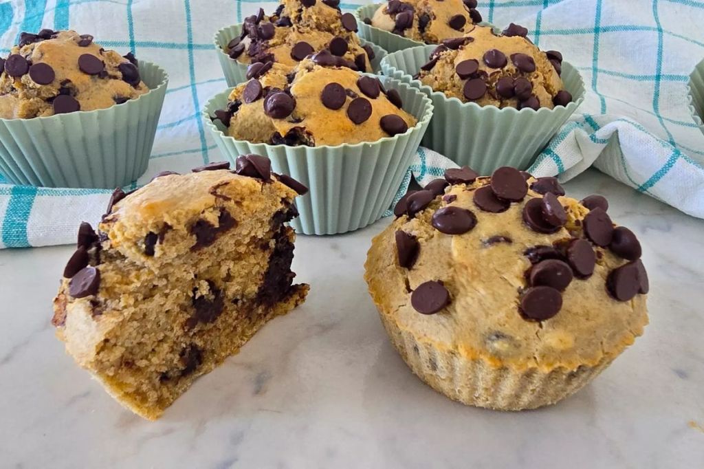 Muffin con Gocce di Cioccolato: scopri la ricetta con Farina d’Avena e senza uova! Usa mezza Arancia e un pizzico di Curcuma. Saranno&nbsp;irresistibili