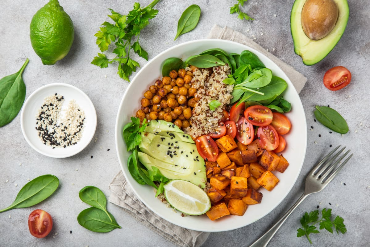 Bowl Poke Fatto in Casa: ecco la ricetta perfetta per l’estate! Prova subito questo piatto fresco, colorato e ricco di sapore